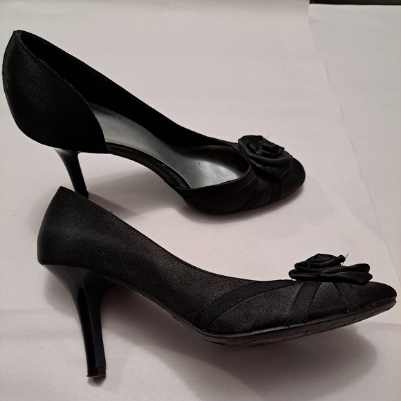 FIONI Clothing Shoes - Fioni Black Heels With A Satin Rose   Size 7